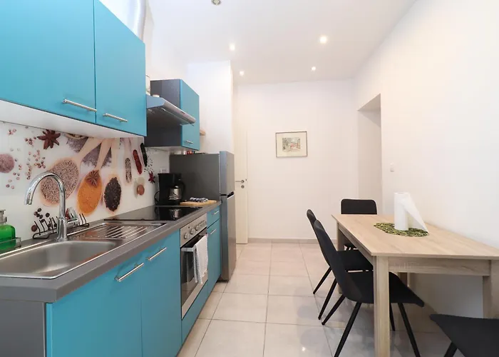 Kaza In Center, With Terrace, Private Parking, Step To The Sea *